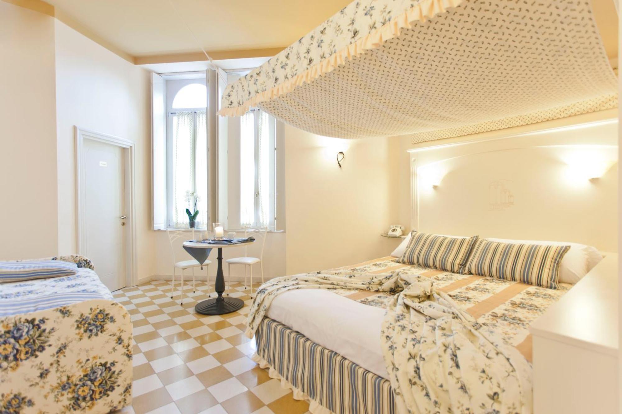 Bellavista Lakefront Hotel & Apartments Рива дел Гарда Стая снимка